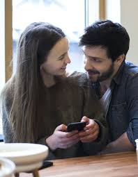J'ai voulu t'envoyer tout mon amour par sms mais mon opérateur téléphonique à dit que le fichier était trop volumineux à tous mes sentiments ton image se mêle, elle inspire mes vers les plus harmonieux, me donne le désir de te paraître belle, et d'avoir chaque jour. Phrases D Amour Vos Plus Belles Declarations Pour S Inspirer Temoignages Elle