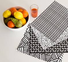 Rendez votre repas festif avec ces sets de table colorés. Graphic 01 Paper Placemats