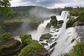 Diese nüchternen zahlen erzählen natürlich trotzdem nicht annähernd so viel wie die durch die lage an der grenze von brasilien und argentinien, die der río iguazú beschreibt, hat man die möglichkeit, die wasserfälle von zwei. Die Iguazu Wasserfalle Im Dreilandereck Von Argentinien Brasilien Und Paraguay