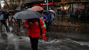 Autoridades recomiendan restringir el consumo de agua en los domicilios por lluvia en santiago. Se Acerca La Lluvia En Santiago Revisa A Que Hora Comenzara