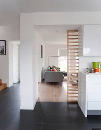 Schließlich möchten sie nicht jeden schritt, gerade wenn kinder oder haustiere herumtoben. Ubergang Fliesen Zu Parkett In Offenen Bereichen Fliesen Wohnzimmer Haus Fliesen Speisezimmereinrichtung