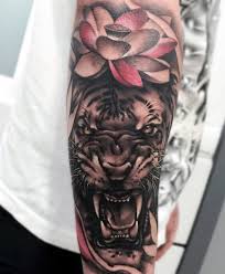 Découvrez un magnifique tatouage fleur de lotus dotwork sur bras pour femme ! 99 Tatouages De Fleurs De Lotus Dessins Et Signification