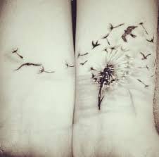 Une fleur de pissenlit qui se défait dans le vent. Tatouage Fleur De Pissenlit