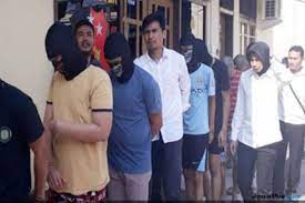 Dua pelaku di antaranya berusia 70 tahun dan 73 tahun. Video Gadis Belia Diperkosa 12 Pria Tersebar Luas Polisi Sudah Amankan 9 Orang Fajar
