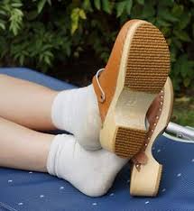 Aujourd'hui bien loin des sabots façonnés dans le bois et utilisés au fin fond des campagnes pour nourrir les cochons, les sabots et mules chaussea se déclinent avec originalité et style, le tout à petits prix. 900 Idees De Sabots En 2021 Sabot Sabots Suedois Sabots Bois