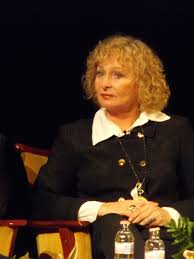 A színésznő olyan produkciókban szerepelt, mint az elcserélt szerelem, a kör négyszögesítése, a szeleburdi vakáció és a szomszédok. Ildiko Bansagi Wikipedia