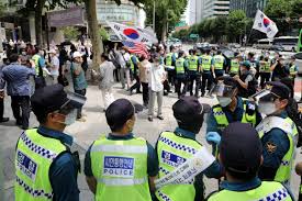광복절 연휴 첫날인 14일 오전 예고대로 서울 도심에서 보수단체의 1인 걷기운동 행사가 시작됐지만, 경찰의 원천 봉쇄에 가로막혔다. 3uu4oxy3huvlgm