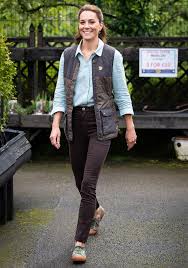 Herzogin kate beweist, dass chice fashion auch einfach sein kann und stylt das mode basic, die schwarze skinny jeans super chic und edel. Sneaker Trend Herzogin Kate Liebt Im Sommer Grune Supergas