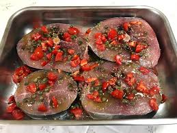 Di dimensioni decisamente ridotte rispetto al più noto cugino, arriva in genere al metro di lunghezza e a 30 chilogrammi. Tonnetto Alalunga Cucinato Alla Siciliana Rimane Umido E Gustoso