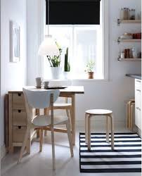 Une table pliante de cuisine peut être votre meilleur allié pour organiser votre cuisine pratique. Une Table Pratique Pour Le Plaisir Table De Cuisine Avec Rangement Table Et Chaises Petite Table Cuisine