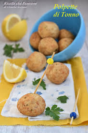 Il tonno in scatola è un po' come la pasta, non manca quasi mai nelle nostre case, la comodità sta nel fatto che ha una lunga conservazione, quindi può essere tenuto nella dispensa per molti mesi pronto per essere utilizzato all'occorrenza. Polpette Sfiziose Di Tonno Fresco O In Scatola Un Antipasto O Finger Food O Un Secondo Piatto Perfetto Anche Per I Bambini Ricette Polpette Di Tonno Polpette