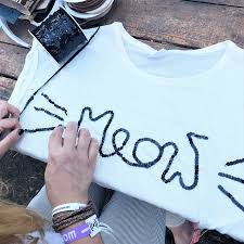 Jul 23, 2021 · der große vorteil, wenn sie turnbeutel bedrucken, statt wie üblich auf das klassische festivalshirt zu setzen: Pailletten Schriftzug Auf Festival Shirt Upcycling Hand Im Gluck
