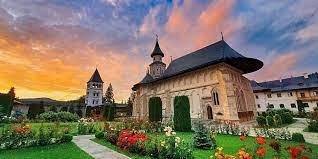 Mănăstirea putna este un lăcaș monahal ortodox, unul din cele mai importante centre religioase și culturale românești. Cj Se AsociazÄƒ Cu MÄƒnÄƒstirea Putna Pentru A SÄƒrbÄƒtori Implinirea A 150 De Ani De La Marea Serbare A Romanismului De La Putna IniÈ›iatÄƒ De Mihai Eminescu È™i Ciprian Porumbescu Suceava