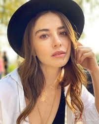 Born 17 august 1989 in istanbul, farah moved to the uk at the age of 15. Masumlar Apartmani Nin Inci Si Farah Zeynep Abdullah Makyajsiz Haliyle Olay Oldu