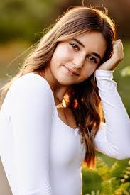 Taryn Collins's Instagram, Twitter & Facebook