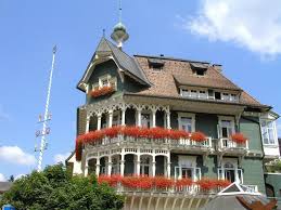 Die feuerwehr löst großalarm aus, häuser werden evakuiert, ein erdrutsch. Haus Schmidt Arkaden St Blasien