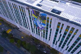 Sucursales de bancolombia en colombia. Que Hace Un Telon De Una Oreja Colgando Del Edificio Bancolombia