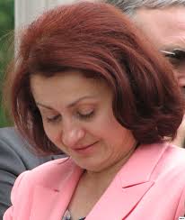 Makedon kökenli muhacir bir ailenin evladı olan emel sayın ahmet ve suat çiftinin 4 kızlarından en büyüğü olarak sivas şarkışla'da dünyaya gelmiştir. Emel Etem Toshkova Wikipedia