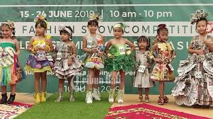 Daur ulang barang bekas sederhana dari kaleng ini butuh ketelitian khusus karena bagian kaleng. Pakai Kostum Dari Bahan Daur Ulang Kids Fashion Show Competition Ajak Anak Peduli Lingkungan Tribun Bali