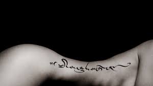 Ce tatouage représente un homme portant vêtu intégralement de noir qui monte sur un escalier le menant au ciel. Decouvrez L Art De La Calligraphie Tibetaine A Travers Le Tatouage Tibetain