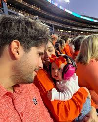 Melissa Schnepp's Instagram, Twitter & Facebook