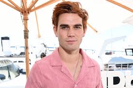 Along with his two older sisters, apa is part samoan, thanks to his father, keneti, who is of samoan descent and a. Kj Apa Says He Ll Be On Riverdale For The Next 3 Years People Com