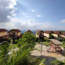 Chalé com 3 quartos sendo 2 suítes com varanda, terraço, sala, cozinha, wc  social. Detalhes do Condomínio: Churrasqueira, Piscina, Pista de Cooper,  Playground, Portaria 24h, Salão de Festas, Segurança. 💰Valor do imóvel: