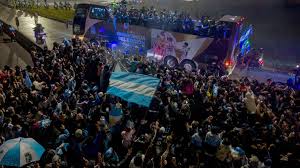 La Albiceleste vuelve a casa sin Messi para encontrarse con el abrazo de los argentinos