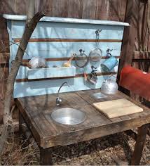 Kinderkuche Aus Holz Fur Den Garten Bauen Und Verspielt Gestalten Met Afbeeldingen Lichttafel Speeltuin Tafel