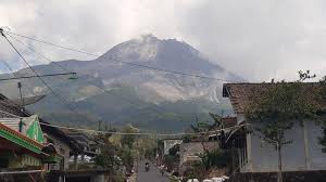 Gunung merapi memuntahkan guguran lava pijar sebanyak 36 kali pada minggu (17/1/2021) pukul 00.00 sampai pukul 06.00 wib. Dua Skenario Kemungkinan Erupsi Gunung Merapi Ini Penjelasan Bpptkg Yogyakarta Tribun Jogja