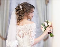 Mit einem geschickten friseur und schönem haarschmuck lassen sich tolle brautfrisuren zaubern. Hochzeitsfrisuren Die Schonsten Looks Fur Braut Und Brautigam