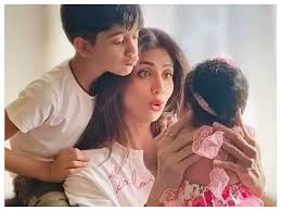 Samisha is seen crawling on a met and calling shilpa, mumma. This Picture Of Shilpa Shetty Kundra With Her Son Viaan And Daughter Samisha Will Drive Away Your Lockdown Blues Hindi Movie News Times Of India