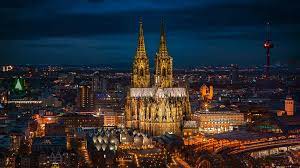 Er ist zeugnis der stärke und beständigkeit des christlichen glaubens in europa. Segensdusche Aus Licht Am Kolner Dom Kirche Leben