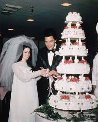 We believe unusual wedding cakes are great pieces of arts which attract wedding guests. 27 Amazing Celebrity Wedding Cakes Royal Wedding Cakes Celeb Cakes