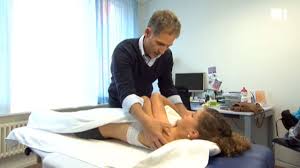 Der osteopath behandelt mit den händen, ohne medikamente. Puls Heilen Mit Osteopathie Play Srf