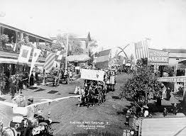 Mann Street Festooned For Australia Day Parade Gosford 30 July 1915 Australia History History Hunters Australia Day
