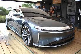 تبدأ أسهم لوسيد موتورز (lucid motors) المتخصصة في إنتاج السيارات الكهربائية، التداول في بورصة ناسداك الأميركية اليوم، بعد أن جرت الموافقة من قبل المساهمين على خطة الاندماج بينها وبين شركة الشيكات على بياض تشرتشيل. Ø³Ù‡Ù… ØªØ³Ù„Ø§ ÙŠØªØ±Ø§Ø¬Ø¹ Ø¨Ø¹Ø¯ Ø¯Ø®ÙˆÙ„ ØµÙ†Ø¯ÙˆÙ‚ Ø§Ù„Ø§Ø³ØªØ«Ù…Ø§Ø±Ø§Øª ÙÙŠ Ù„ÙˆØ³ÙŠØ¯ Ù…ÙˆØªÙˆØ±Ø² ØµØ­ÙŠÙØ© Ù…ÙƒØ©