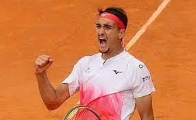 Lorenzo sonego became the first italian for 15 years to capture an atp tour clay court title on home soil after fighting back to beat laslo djere of serbia and win the sardegna open on sunday. Sardegna Open Sonego Triumphiert Djere Beugte Sich In Einem Dreistundigen Kampf L Unione Sarda It