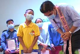 Setakat ini siasatan awal mendapati timbalan pengarah terbabit menerima wang rasuah puluhan ribu ringgit sebulan dan mampu hidup mewah. Kpm Pa Twitter Ybhg Dato Azizan Mohamad Sidin Timbalan Ketua Setiausaha Pembangunan Dan Perancangan Ybrs Hj Adzman Bin Talib Timbalan Pengarah Ketua Pelajaran Malaysia Sektor Operasi Sekolah Dan Ybrs Dr Mistirine