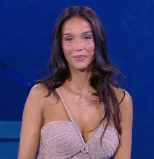 Inizia la sua carriera con una candidatura a miss provincia di vincenza a cui seguono diversi riconoscimenti vinti nei concorsi di bellezza, tra cui l'edizione 2016 di miss italia, dove arriva sul podio, conquistando il terzo posto. Paola Di Benedetto E Monte Scoppia L Amore Ecco Il Numero Di Telefono Di Lui Moda Uomo Lifestyle Menchic Itmoda Uomo Lifestyle Menchic It