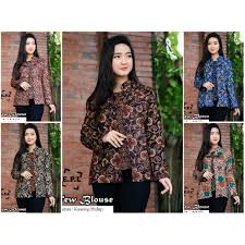 Ketua asprov pssi jateng, edi sayudi, membahas hal itu dengan ganjar di kantor gubernur jateng, jalan pahlawan, semarang. Blouse Batik Pekalongan Atasan Batik Baju Batik Shopee Indonesia