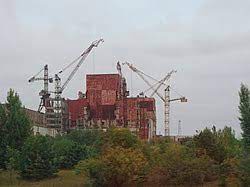 Foto handla om arbetare bygger den skyddande skärmen framme av den tjernobyl kärnkraftverket. Tjernobyls Karnkraftverk Wikipedia