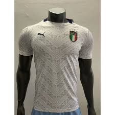 A única vez que a seleção utilizou uma cor diferente em sua camisa foi na copa do mundo de 1938, auge do regime fascista de benito mussolini, que impôs aos jogadores que utilizassem um uniforme todo preto, em alusão aos camisas negras. Camisa Selecao Italia Away 20 21 Jogador Puma Masculina Branca