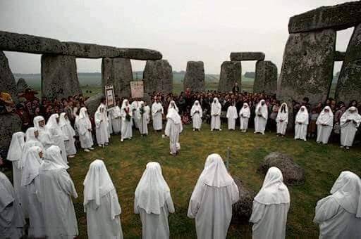 LOS DRUIDAS Y LA MITOLOGIA VASCA Los druidas proceden de la mitologia Celta  pero no consta que hayan existido en Euskal Herria ni en Aquitania. Los  duidas creían en la transmigración del