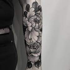 Ce tatouage blanc et noir devra être retouché tous les 2 à 3 ans. Idees De Tatouage Fleur Pour Femme 100 Photos Tatouez