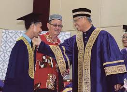 Diploma pengurusan 31 kesenggangan 10896. Graduan Oku Tanpa Kedua Dua Tangan Tabah Harungi Pengajian
