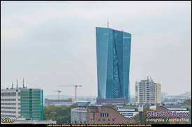 Blick Auf Die Ezb Die Europaische Zentralbank Hat Einen Irren Bau In Frankfurt Errichtet Er Steht Etwas Abseits Der Anderen In 2020 Ezb Frankfurt Turm Zentralbank