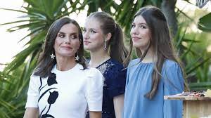 La prensa francesa destapa los detalles del encuentro privado de la reina  Letizia con Leonor y Sofía en París