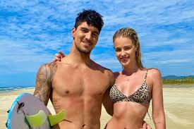 O surfista gabriel medina recorreu ao instagram para falar sobre as polêmicas envolvendo sua família e desabafou dizendo que ninguém sabe sobre sua vida pessoal. Gabriel Medina E Familia Brigam Apos Casamento Com Yasmin Brunet