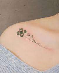 20かわいい四葉のクローバータトゥーのデザインのアイデアというあなたグッドラック Wristtattooscelebrityを持参 Clover Tattoos Four Leaf Clover Tattoo Shamrock Tattoos